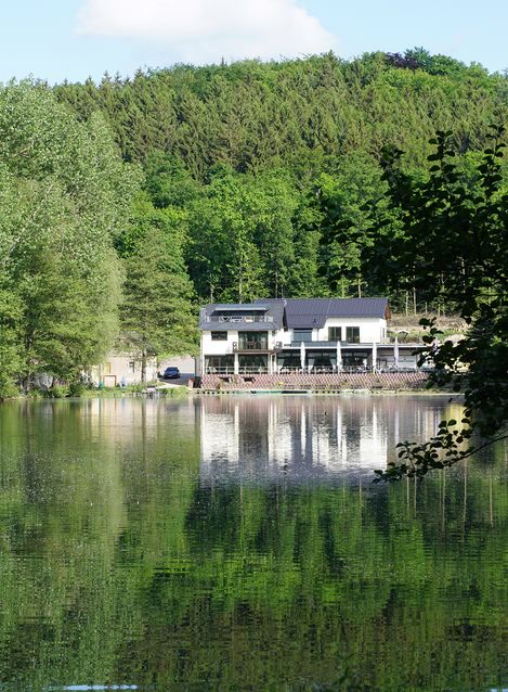Blick auf Gaststätte über den Teich
