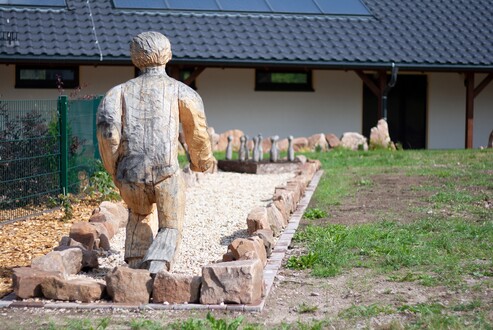 Holzskulptur einer kegelnden Figur, Pohlteichschänke