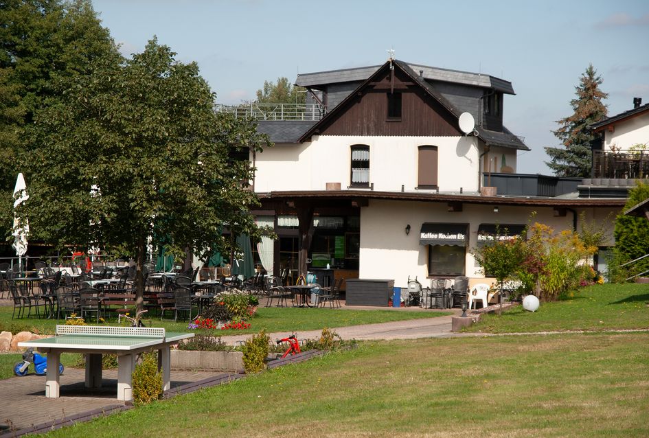 Blick auf Gaststätte vom Spielplatz