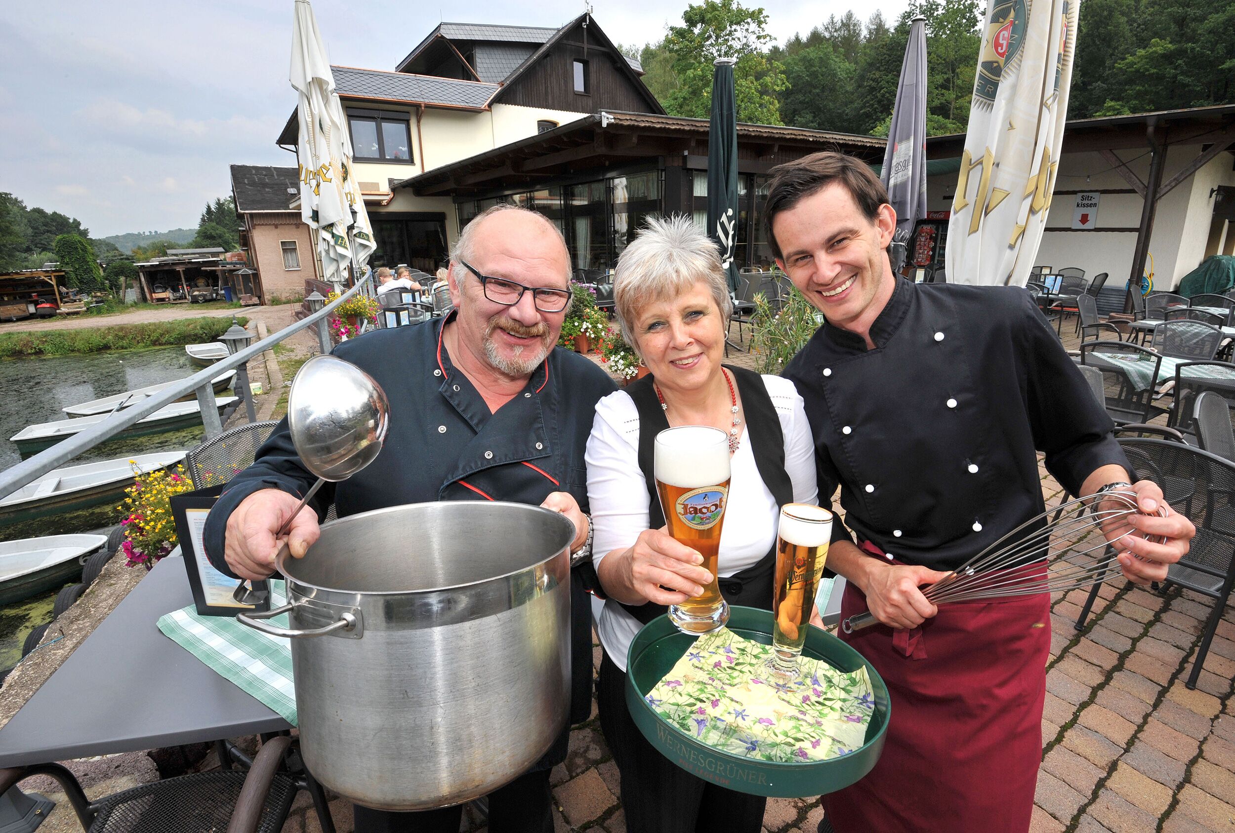 Gastronomen-Familie Preiß vor der Pohlteichschänke