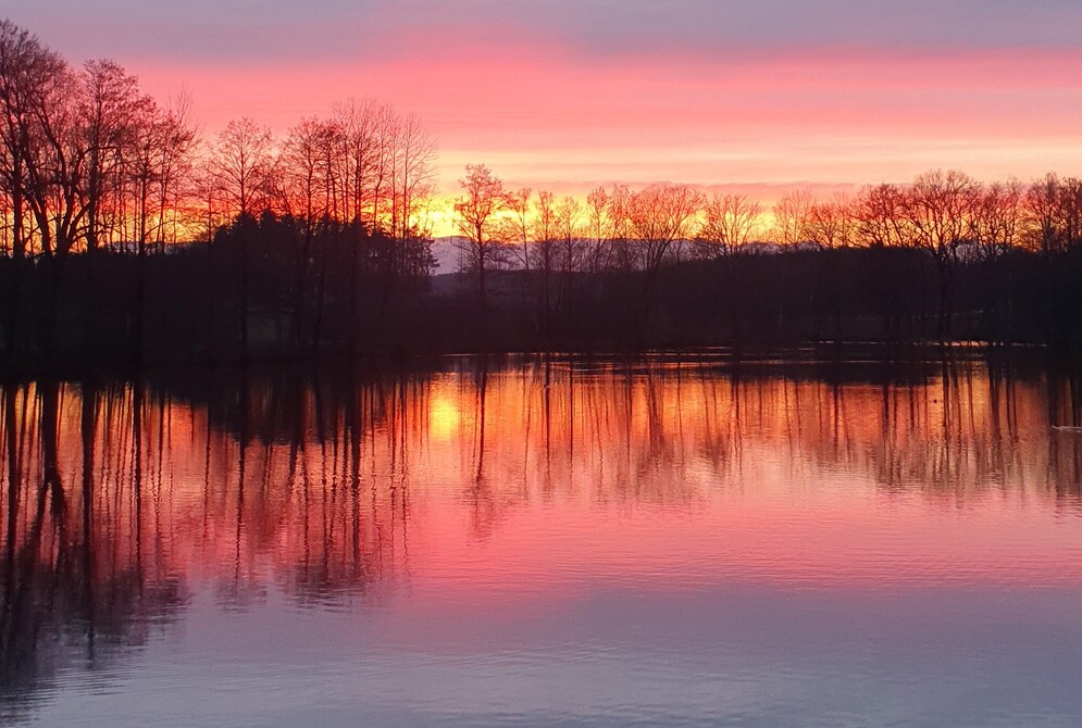 Abendstimmung mit Sonnenuntergang über dem Teich, Pohlteichschänke