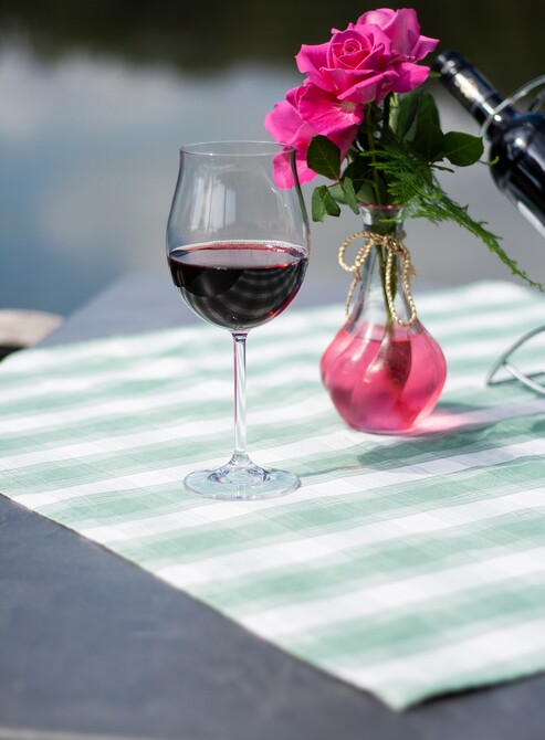 Wein auf Tisch mit Teichblick von der Terrasse, Pohlteichschänke