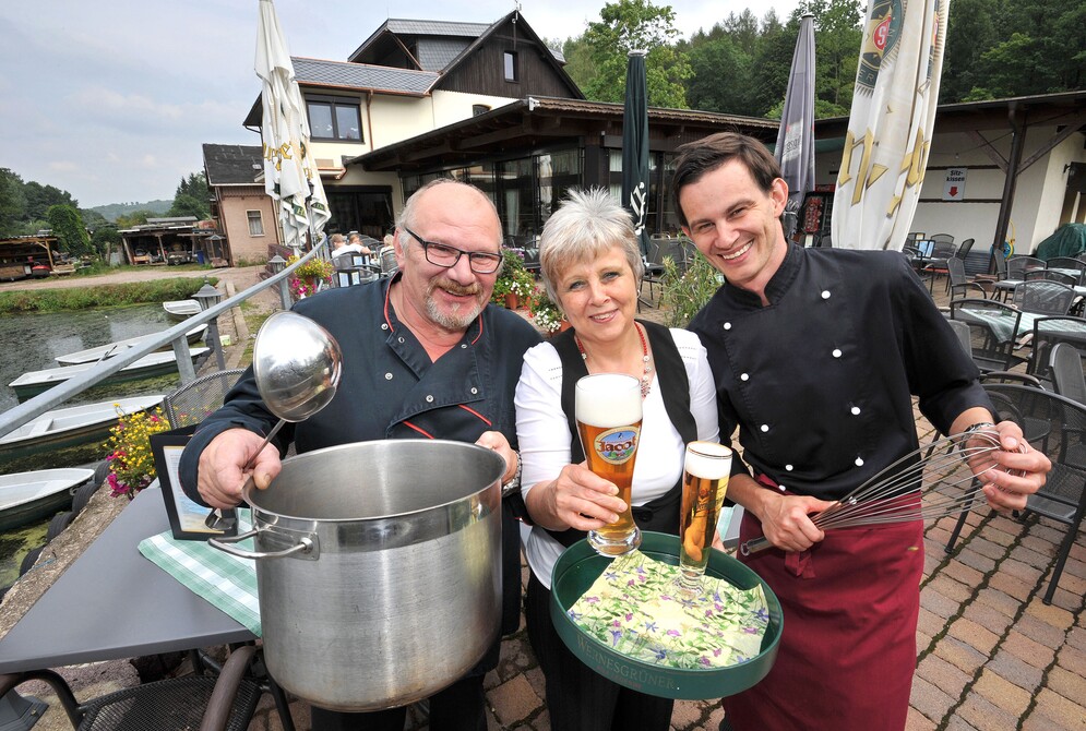 Gastronomen-Familie Preiß vor der Pohlteichschänke